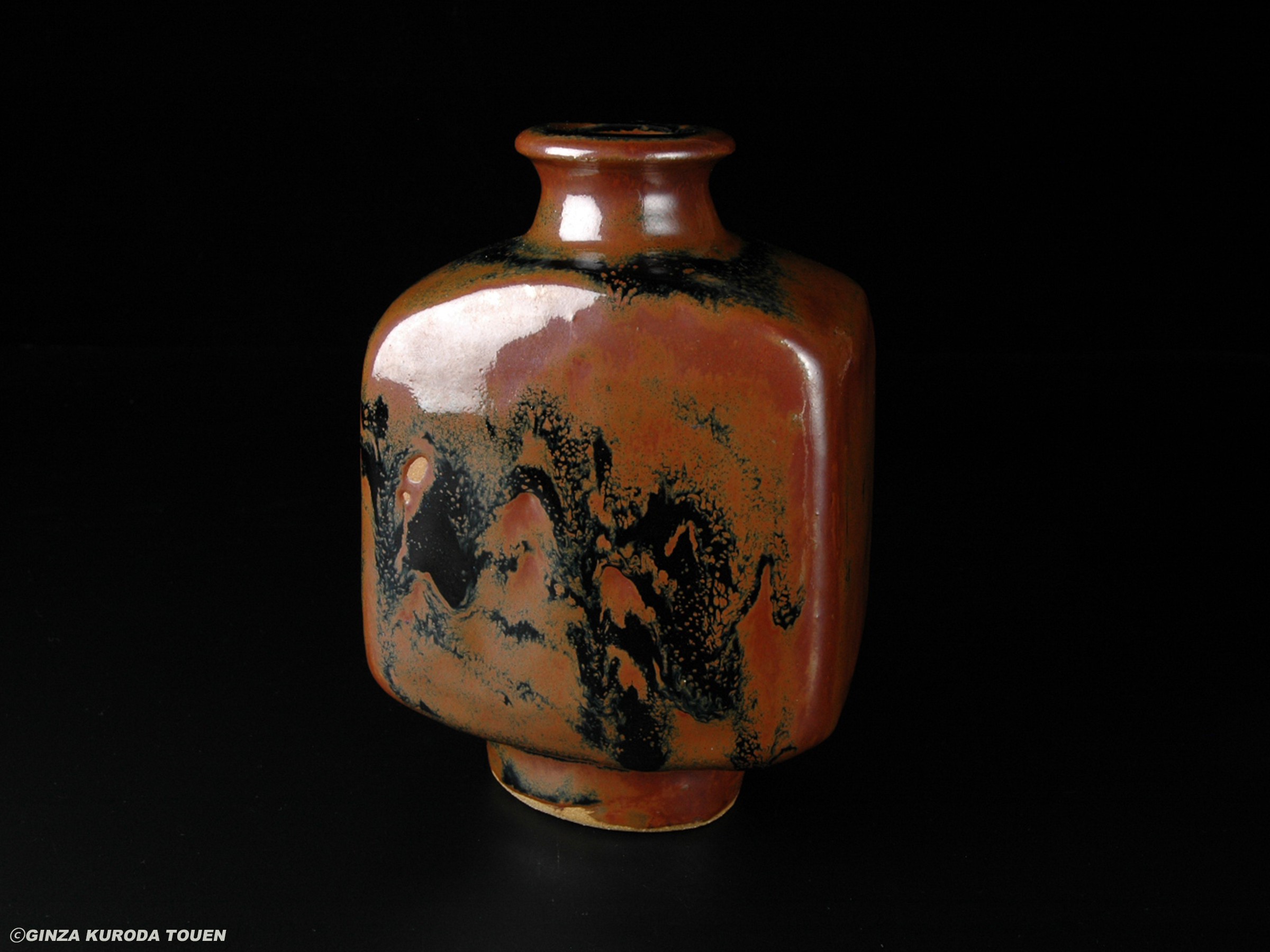 Bernard Leach: Flat vase, Iron glaze