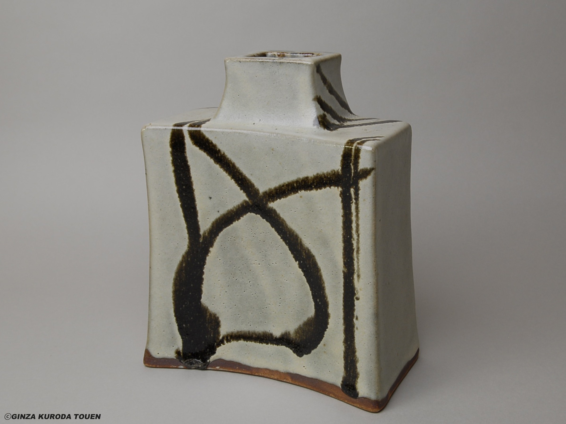 Shoji Hamada: Flat vase, Black paint on white glaze