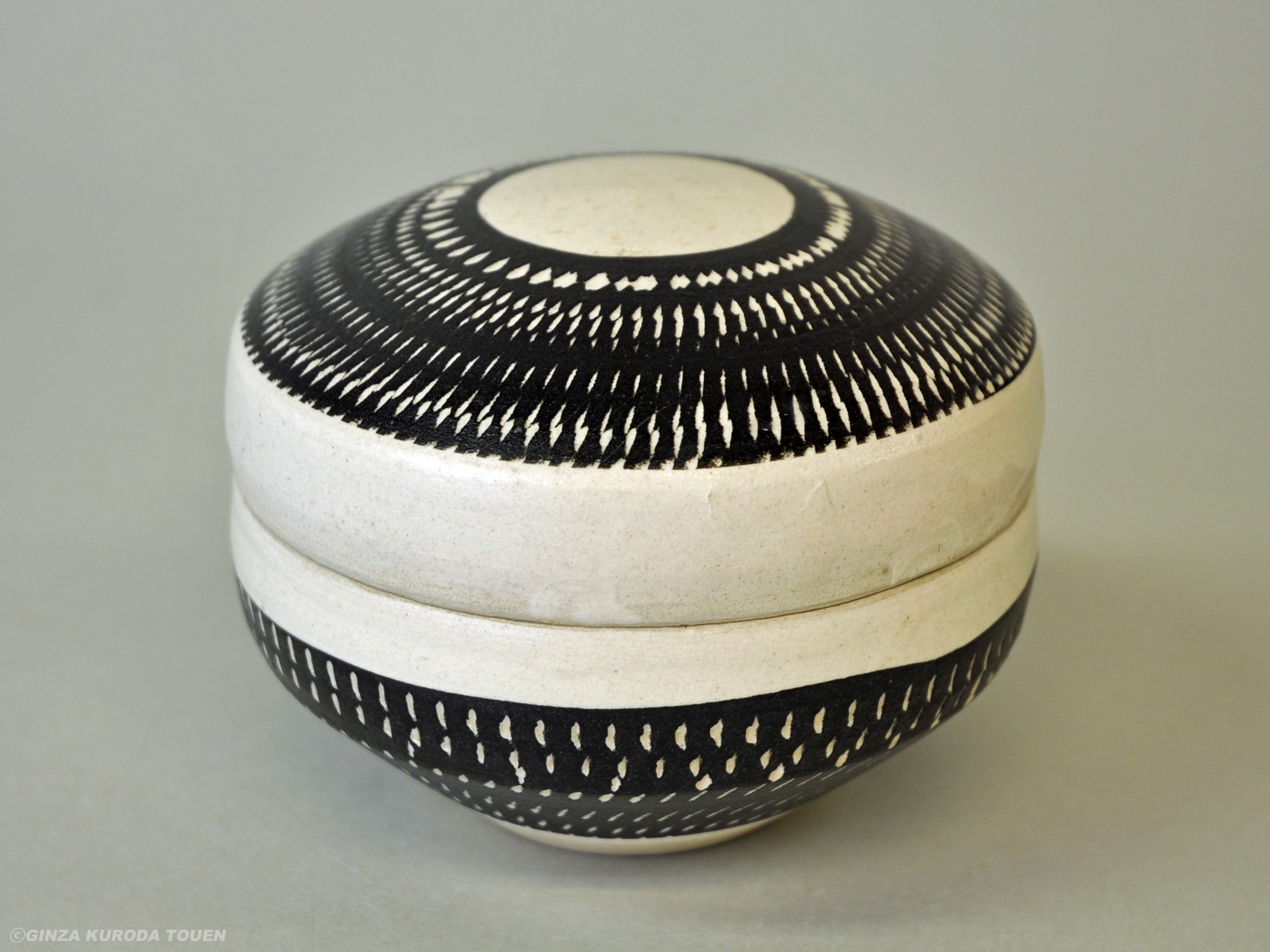Munemaro Ishiguro: Small covered container, Chatter pattern
