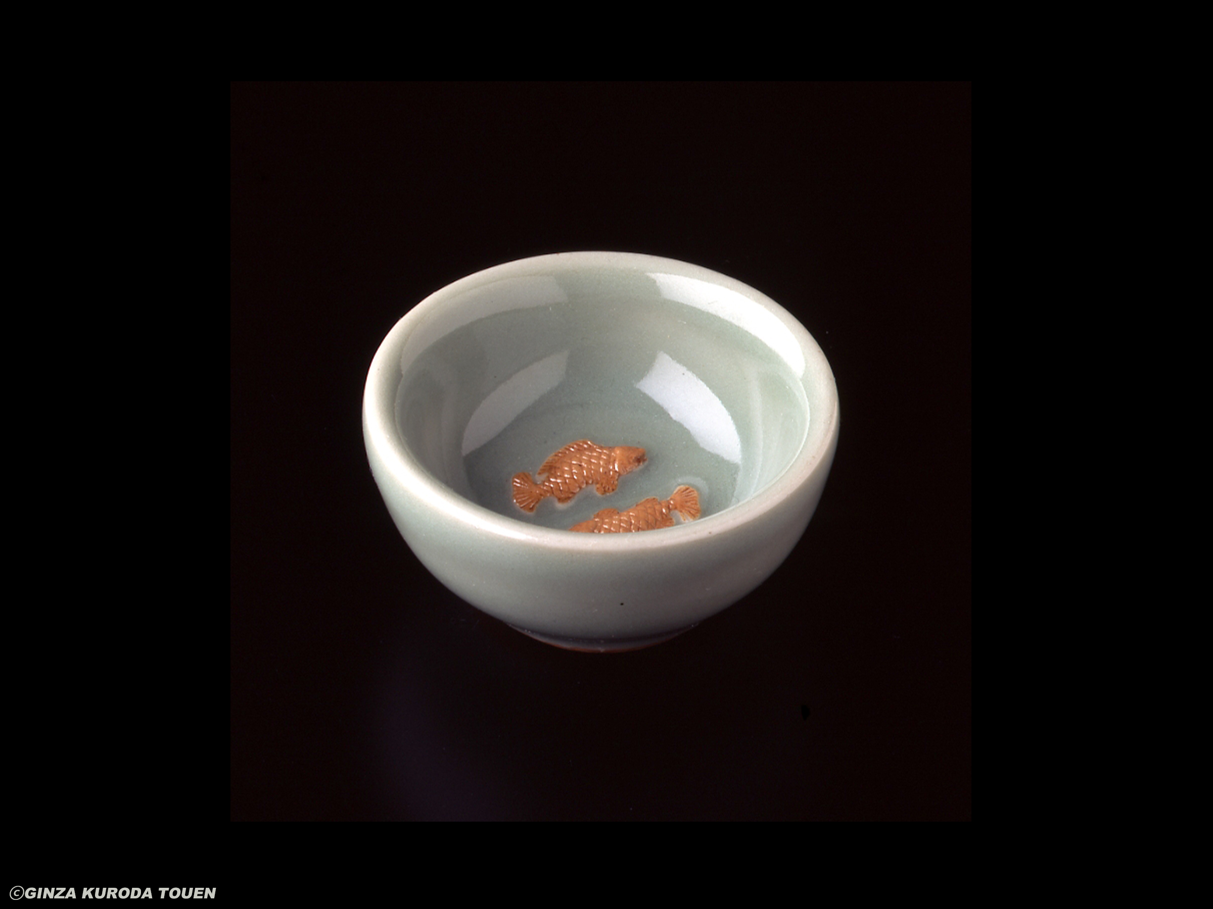 Yaichi Kusube: Sake cup, Celdon, two fishes design