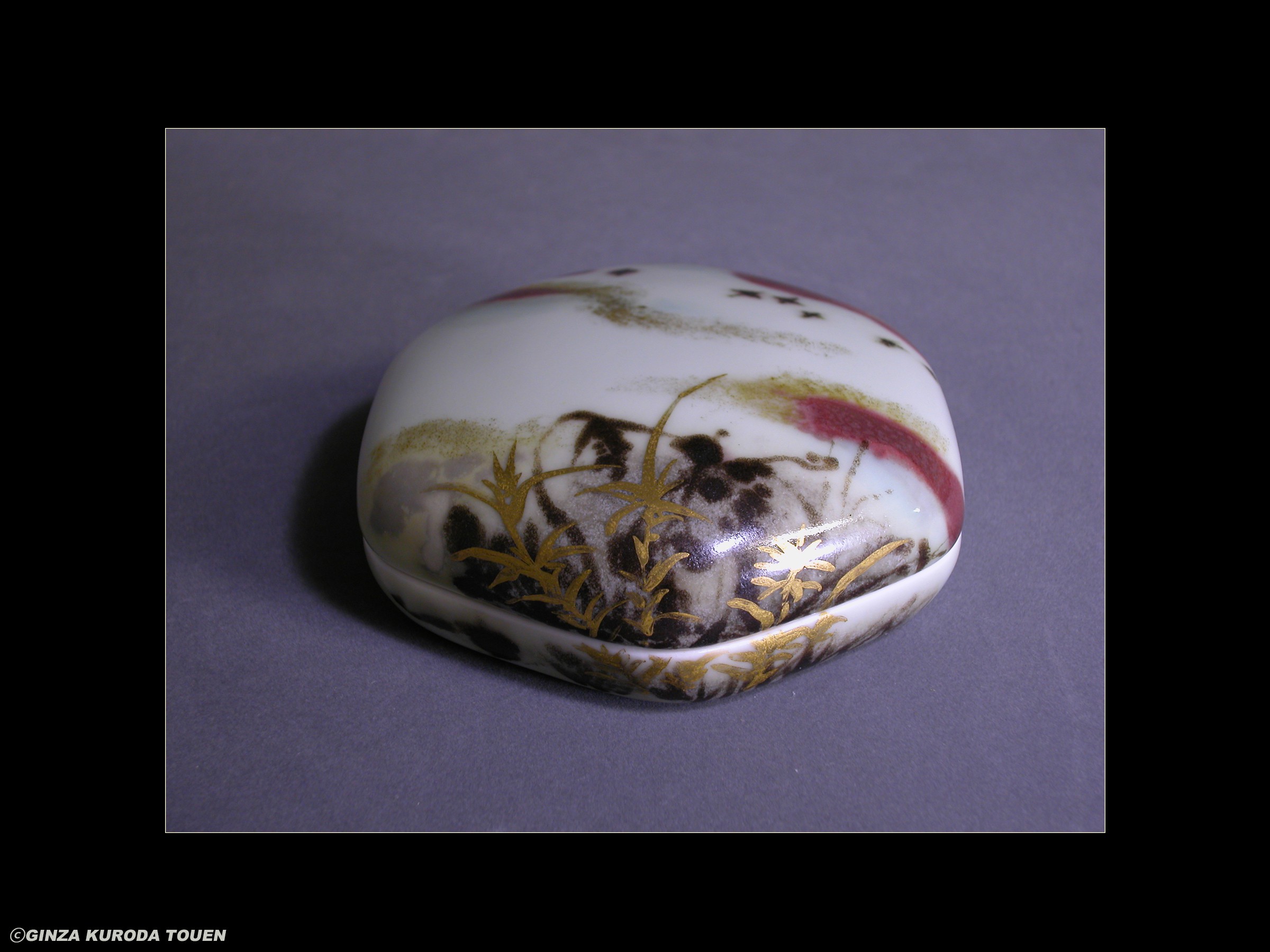 Nodo Fujimoto: Small container, overglaze enamels with gold painting