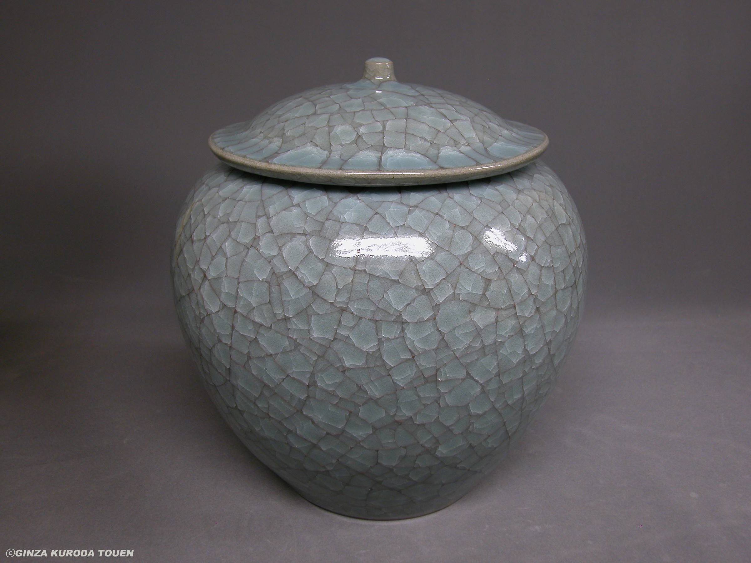 Uichi Shimizu: Lidded jar, Celadon type
