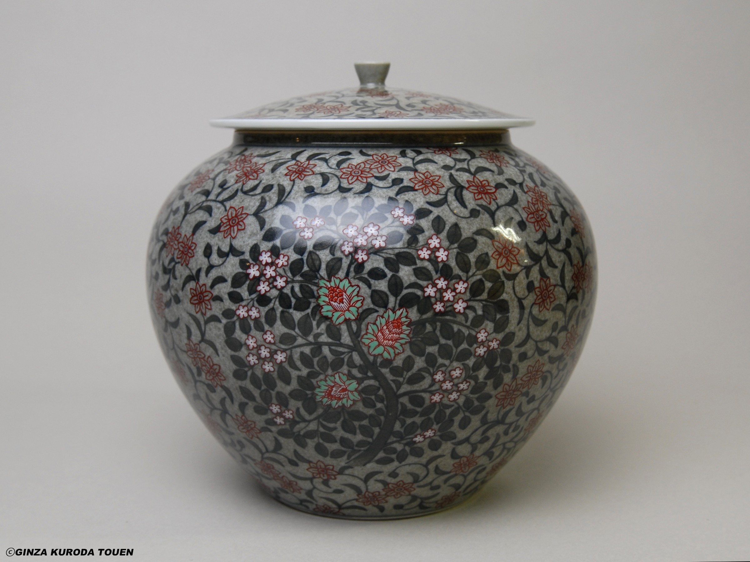 Imaemon Imaizumi xiii: Lidded jar, overglaze enamels, Usuzumi type
