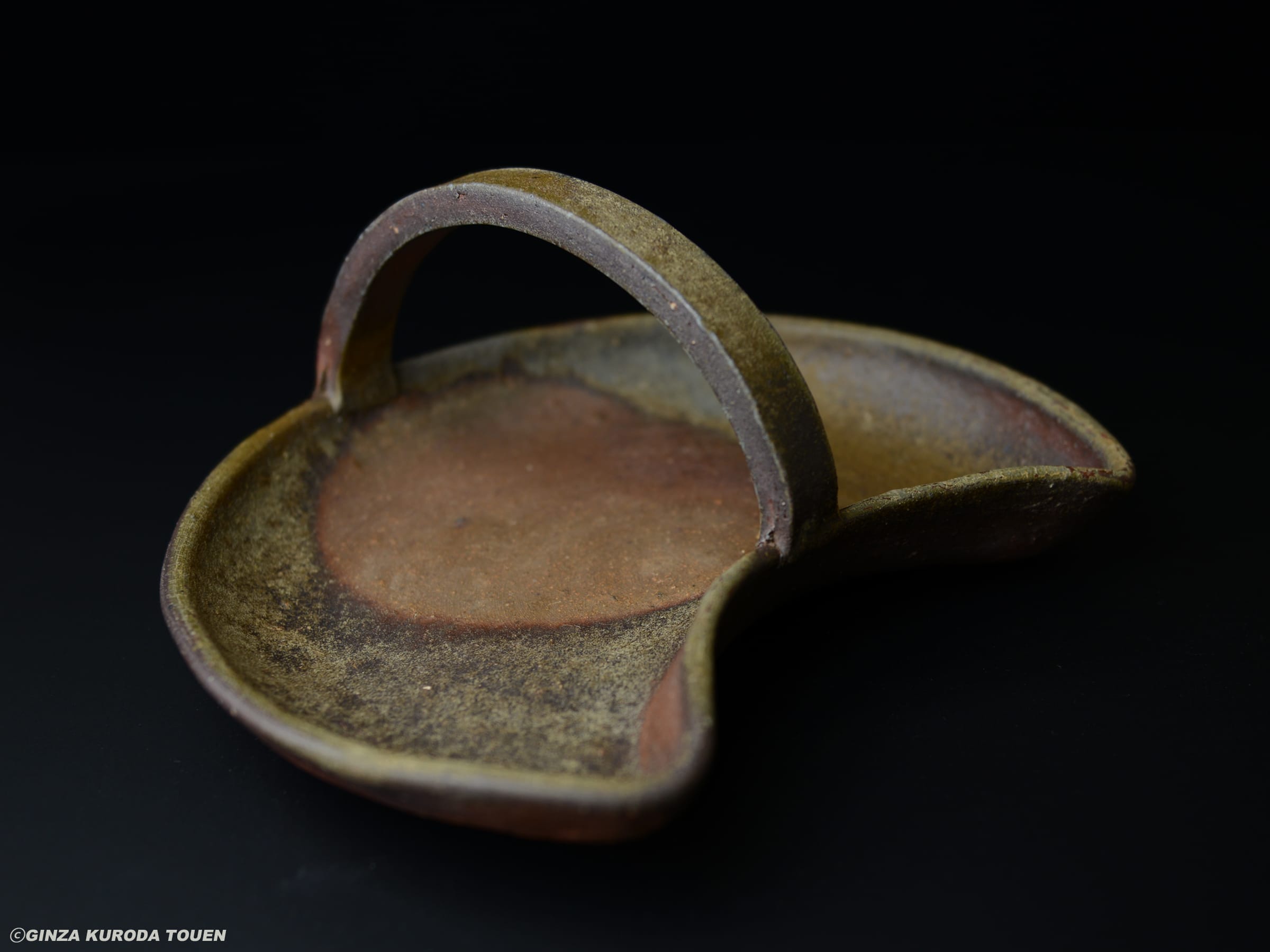 Toyo Kaneshige : Plate with a hand, Bizen type