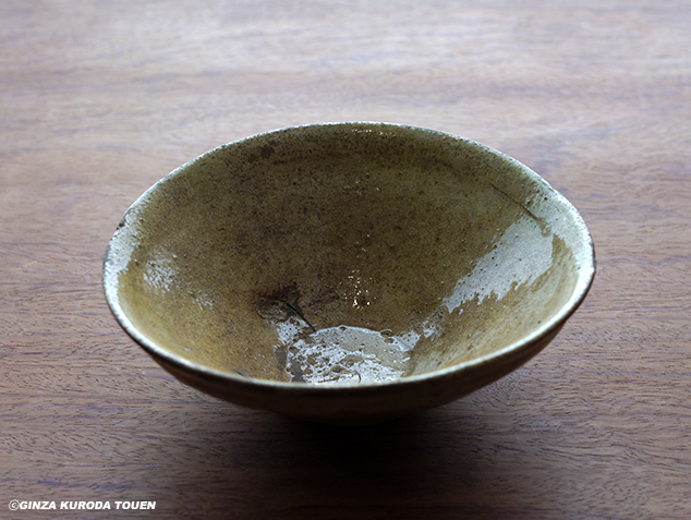 Ash-glazed flat bowl | GINZA KURODA TOUEN